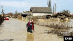 Спасатели проводят поисково-спасательную операцию в пострадавшей от наводнения деревне Кала, Дагестан, 6 апреля 2026 года