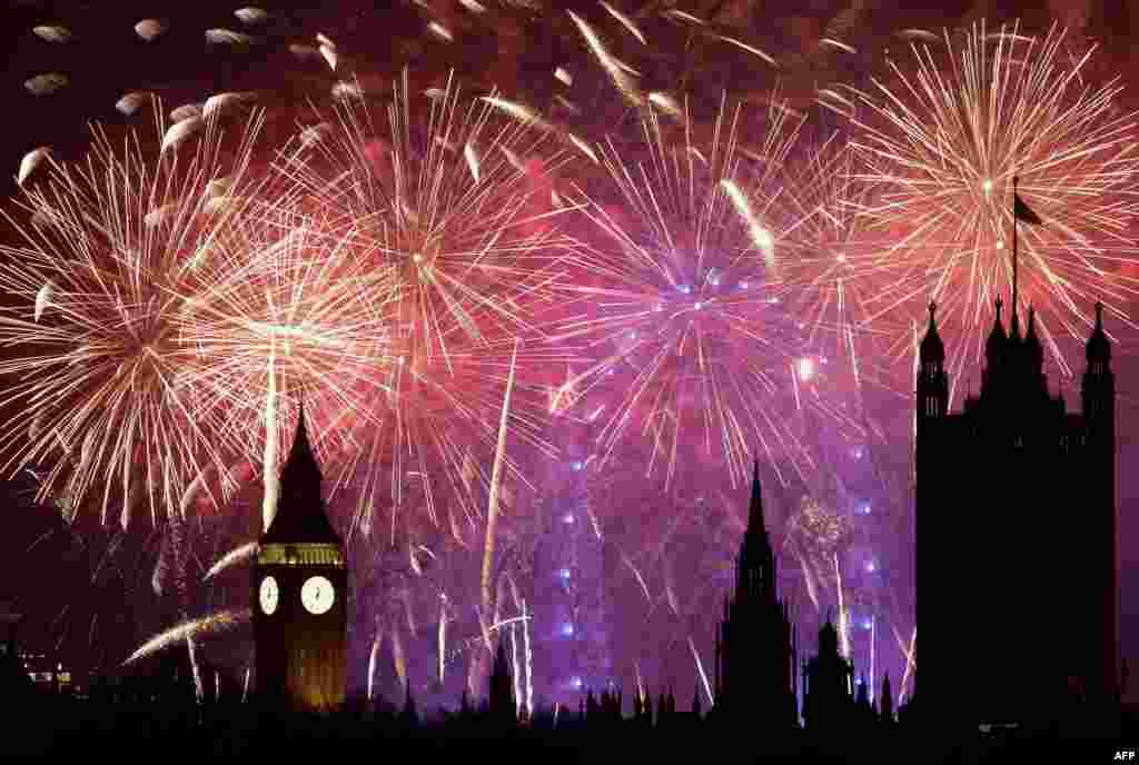 Focuri de artificii, la Palatul Westminster din Londra, care găzduiește Parlamentul, la 1 ianuarie 2026. Fotografie de Brook Mitchell / AFP