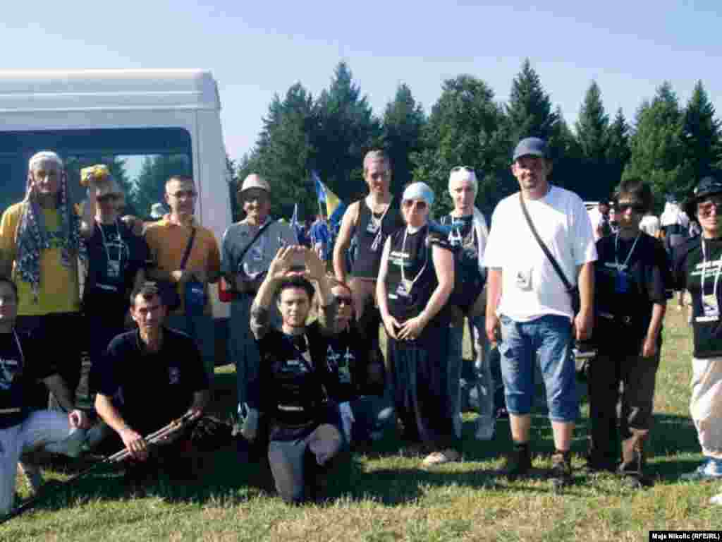 BiH - Beogradska grupa mladih koja je učestvovala u ovogodišnjem ¨Maršu mira 2011.¨ - od Nezuka do Potočara, 11.07.2011. Foto: RSE / Maja Nikolić