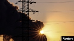 19-njy noýabrda irden Russiýanyň raketa we dron hüjümlerinden soň Lwow şäheriniň üstünde tüsse göterilýär.