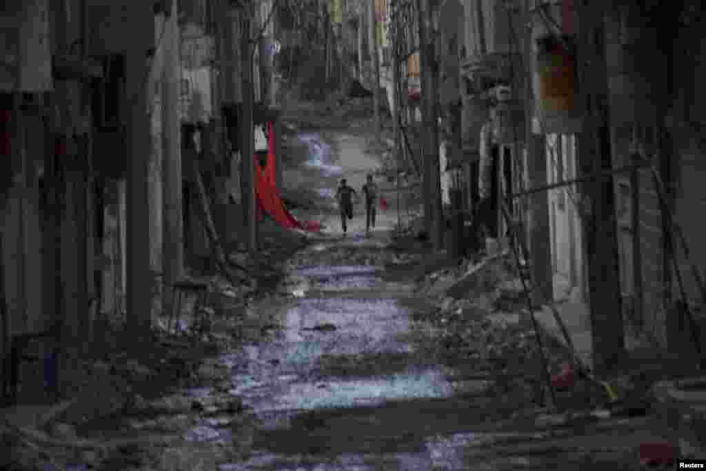 Сирія &ndash; Люди біжать по вулиці в місті Дейр-аз-Зор, 19 травня 2013 року