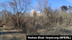 Сегодня к усадьбе ведет грязная грунтовая дорога
