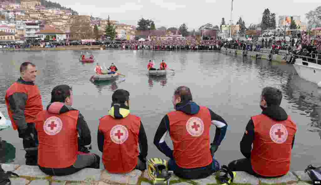 Во Охрид крстот се фрла во водите на Оридско Езеро. Во Охрид беше и премиерот Никола Груевски.