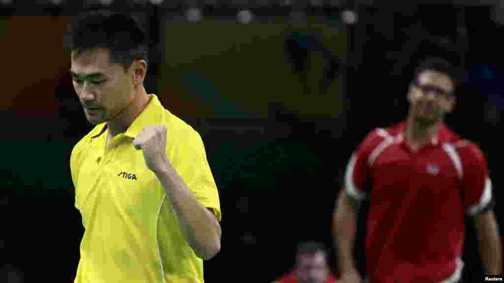 Українець&nbsp;Коу Лей (зліва) вийшов у третє коло турніру з настільного тенісу після перемоги над Омаром Ассаром із Єгипту з рахунком 4:3