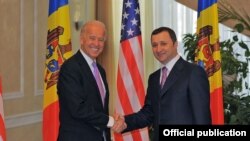 Premierul Vlad Filat întîmpinîndu-l pe vicepreședintele Biden