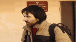 Леонид Николаев перед зданием суда в Смоленске