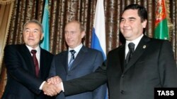 Türkmenistan. Prezidentler Nursoltan Nazarbaýew (Ç), Wladimir Putin (O) we Gurbanguly Berdimuhammedow 2007-nji ýylyň 12-nji maýynda Türkmenbaşyda duşuşdy.