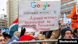 Люди на митинге оппозиции в Москве, 2019