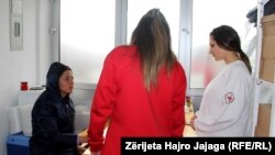 Një migrante nga Siria merr ndihmën e parë nga përfaqësuesit e Kryqit të Kuq të Maqedonisë së Veriut. Fotografi ilustruese nga arkivi.