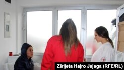 Migrantja nga Siria, Amelia, është kthyer prapa nga autoritetet serbe dhe në fshatin Llojan të Kumanovës merr ndihmën e parë nga përfaqësuesit e Kryqit të Kuq të Maqedonisë së Veriut. Fotografi nga arkivi.