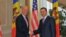 Premierul Vlad Filat întîmpinîndu-l pe vicepreședintele Biden