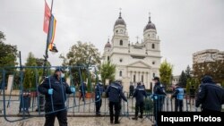 Iași: Jandarmi verifica documentele de identifcare ale celor care intra in Catedrala Mitropolitana din Iasi, joi, 8 octombrie 2020