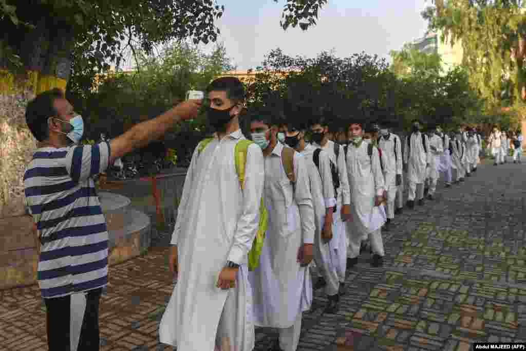 Pakisztánban a héten kezdődött meg a tanév. Egy iskola előtt ellenőrzik a diákok testhőmérsékletét