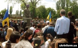 Румунія. Під час відкриття пам'ятника гетьману України Івану Мазепі в місті Галаці, 6 травня 2004 року