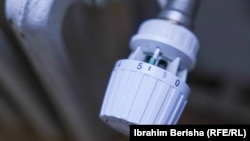 Rregullimi i nivelit të ngrohjes në radiatorin e një banese në Prishtinë.