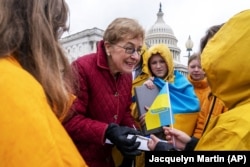 Конгресвумен Марсі Каптур спілкується з українськими дітьми, чиї батьки загинули у час війни Росії проти України