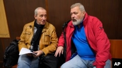 Kryeredaktori i gazetës së njohur dhe të pavarur ruse, Novaya Gazeta, Sergei Sokolov (majtas) dhe ish-kryeredaktori i kësaj gazete duke biseduar para një seance dëgjimore në një gjykatë ruse, shtator 2022.