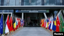 Steagurile țărilor din NATO la centrul de comandă aliat din Brunssum (Olanda) înaintea unei vizite a președintelui Germaniei, Frank-Walter Steinmeier, pe 11 iunie 2026. 