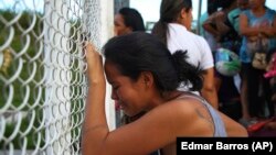 Şu ýylyň maý aýynda Braziliýanyň türmesinde bolan gozgalaňdan soň, ýogalan tussagyň hossary türme diwarynyň daşynda aglaýar.