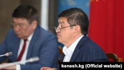 27-июлда экономика жана финансы министри Акылбек Жапаров экономикага өзгөчө кырдаал киргизүү боюнча мыйзам долбоорун парламентке сунуштаган.