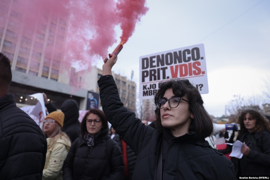 Një protestues mban një pankartë me mbishkrimin "Denonco. Prit. Vdis".Kryeministri i Kosovës, Albin Kurti, tha se në rastin e vrasjes së Zekajt qartazi shihet se kishte një zinxhir lëshimesh nga institucionet përgjegjëse. Ai u ka dhënë atyre afat deri të enjten në orën 18:00 t’i paraqesin raportet e tyre të hollësishme mbi dëshmitë dhe lëshimet në secilin zinxhir të institucioneve.