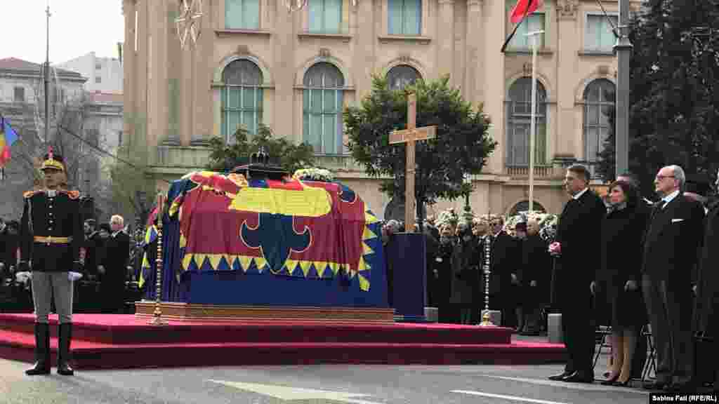 Momente solemne la catafalcul din fața Palatului Regal, în prezența președintelui României, Klaus Iohannis.