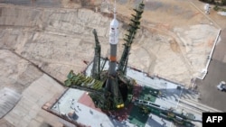 Установка ракеты "Союз" на взлетной площадке Байконура, Казахстан. 20 июля 2015 года. 