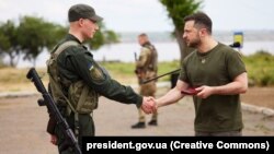  رئیس جمهور اوکراین هنگام دیدار با سربازان اوکراینی در منطقۀ لیسیچانسک 