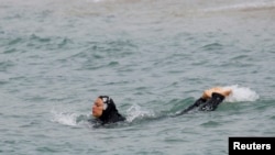 Marseldə burkini geyinmiş qadın