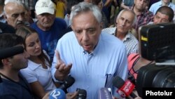 Armenia - Former Foreign Minister Vartan Oskanian speaks to journalists on a Yerevan street leading to a police station seized by gunmen, 21Jul2016.