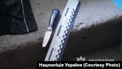 Поліція продемонструвала ніж, яким була поранена школярка