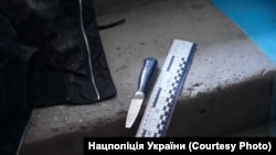 Поліція продемонструвала ніж, яким була поранена школярка