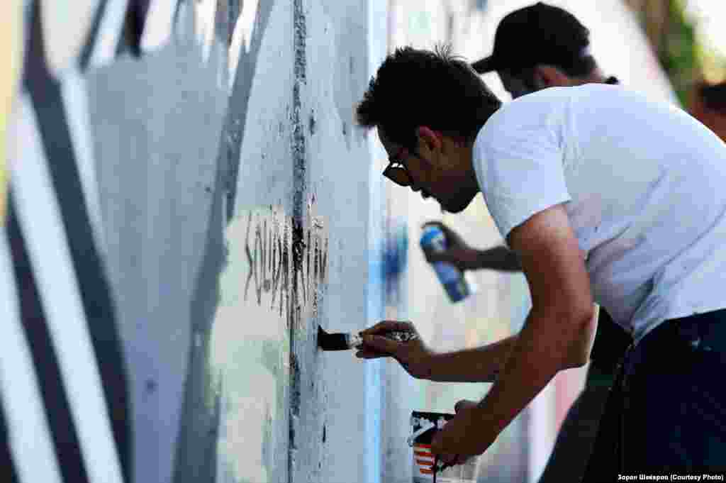 Сали Ертунч во графити акција