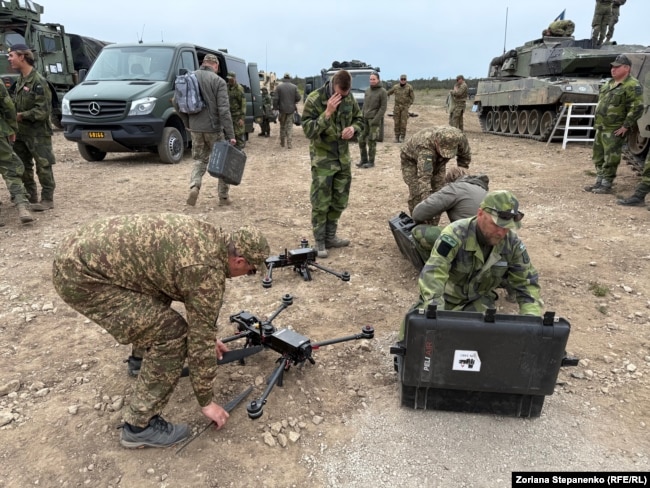 Dronët dhe operatorët ukrainasë në stërvitjet ushtarake "Aurora 26" të NATO-s në Gotland, Suedi, më 11 maj.
