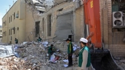 Cetățeni iranieni la locul unui atac aerian produs în centrul Teheranului. 4 martie, 2026. 