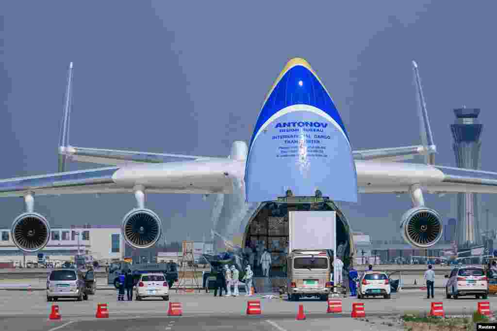 Ан-225, самый тяжелый самолет в мире, во время загрузки товара в Тяньцзине (Китай) перед вылетом в Польшу 13 апреля. Украинский авиаперевозчик стал одним из самых востребованных лайнеров во время борьбы с пандемией коронавируса.