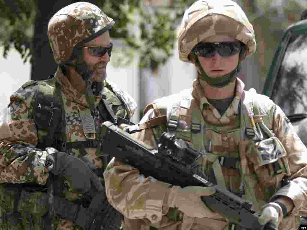 Военнослужащие сил НАТО в Афганистане охраняют место теракта