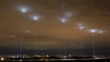 Украинанын артисттеринин жана көңүл ачуу тармагынын кызматкерлери нааразылык акциясына чыккан учурда шаардын үстүнүнөн көрүнүп турган прожекторлор. Митингге чыккандар карантин шарттарын жеңилдетүүнү жана мамлекеттен каржылык колдоону талап кылышкан. Киев. 12-май, 2020-жыл.&nbsp;<br />
<br />
&nbsp;