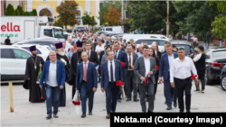 Reprezentanți ai Adunării Populare, ai Executivului găgăuz și politicieni de la Comrat merg să depună flori la placa în memoria „luptei găgăuzilor pentru autodeterminare”, 19 august 2026