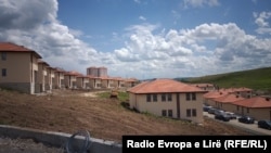 U Zvečanu je izgradnja naselja "Sunčana dolina" počela pre 10 godina. Slika naselja iz septembra 2020.