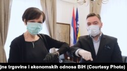 Margret Uebber, ambasadorica Savezne Republike (SR) Njemačke u BiH i
Staša Košarac, ministar vanjske trgovine i ekonomskih odnosa BiH, april 15, 2020.