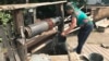 Жительница села Сарытобе Карагандинской области Мария Мусабаева набирает воду из скважины.