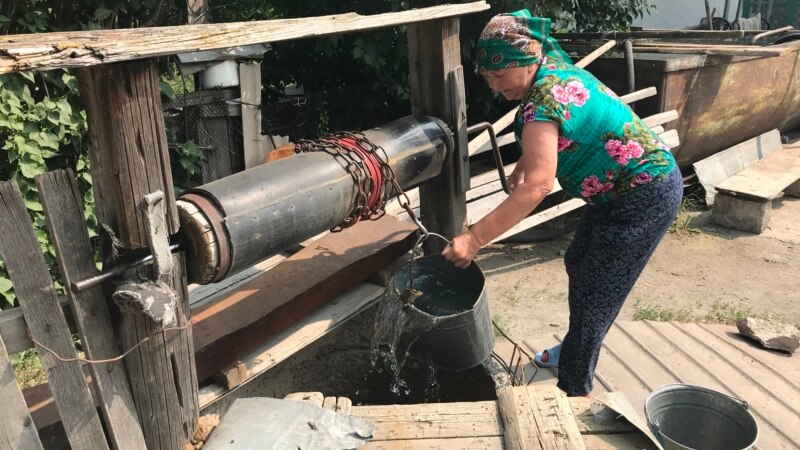 Жительница села Сарытобе Карагандинской области Мария Мусабаева набирает воду из скважины.