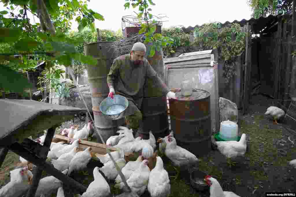 Пост не адбіваецца на штодзённым жыцьці мусульман. Як і звычайна, Сулейман удзень працуе па гаспадарцы, корміць птушак, езьдзіць на працу ў горад.