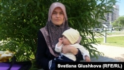 Наталья Веселовская, называющая себя второй женой арестованного Амиржана Бейсембая, с маленьким сыном. Астана, 7 июня 2017 года. 