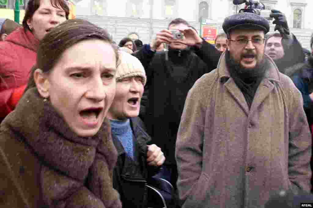 Люди скандировали: "Нам нужна другая Россия!!!", "Позор!!!". "Россия без Путина и без преемника!!!", и их тут же накрывала волна ОМОНа