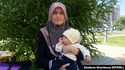 Марго мен Макстың қатысуымен бірінші ресейлік әйнектің артындағы секс-шоуды қараңыз. Молли Кавалли жопы