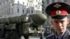 Ruski vojnik ispred rakete Topolj M spremne za paradu 9. maja