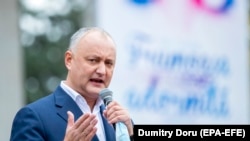 Игорь Додон выступает перед сторонниками накануне вторым туром президентских выборов. Кишинев, 13 ноября 2020 года