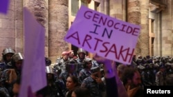 Demonstranti kod zgrade armenske vlade u Erevanu kako bi podržali etničke Armence u Nagorno-Karabahu nakon ofanzivne operacije azerbejdžanske vojske u toj regiji, 20. septembra 2023.